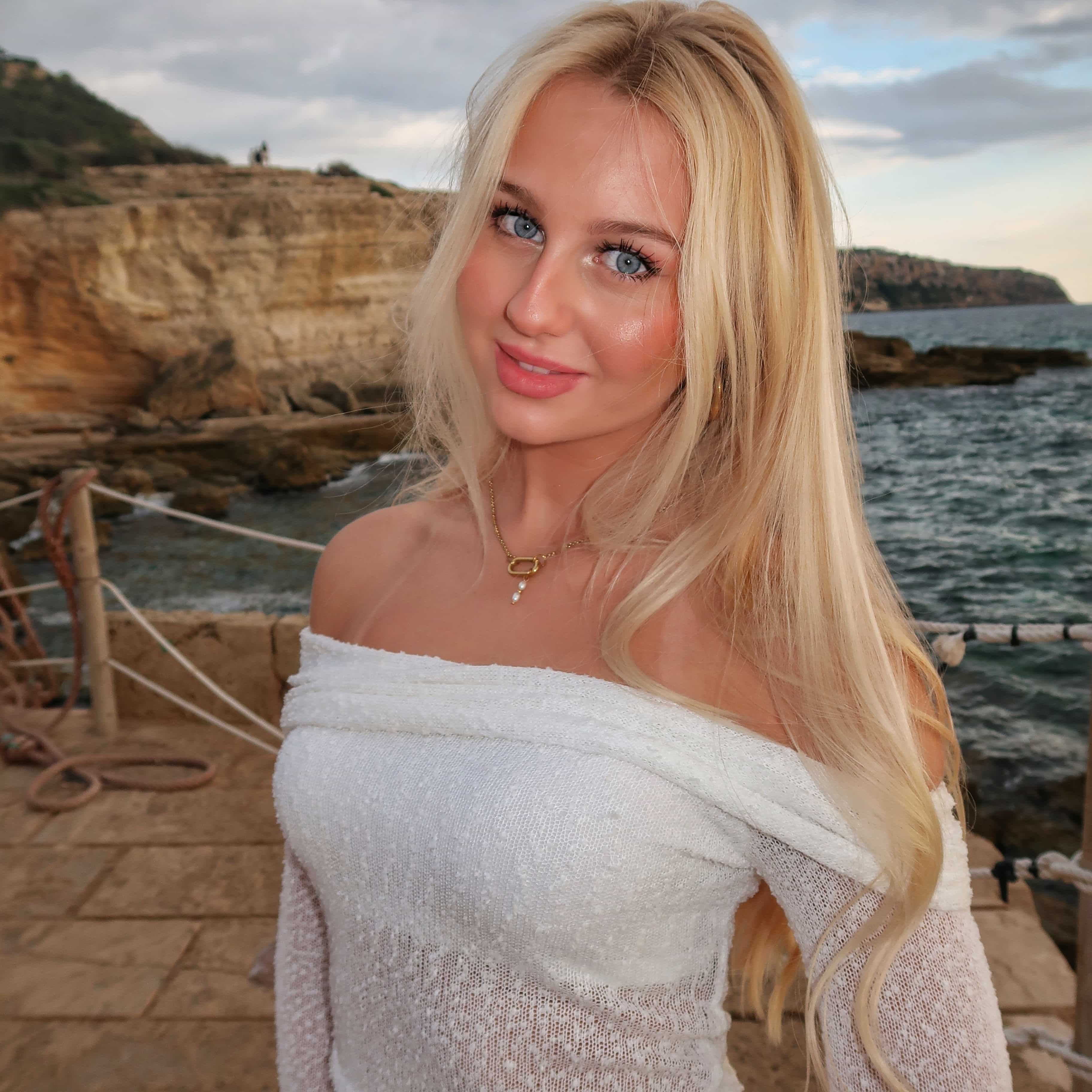 Dreamy Oval Charm Necklace