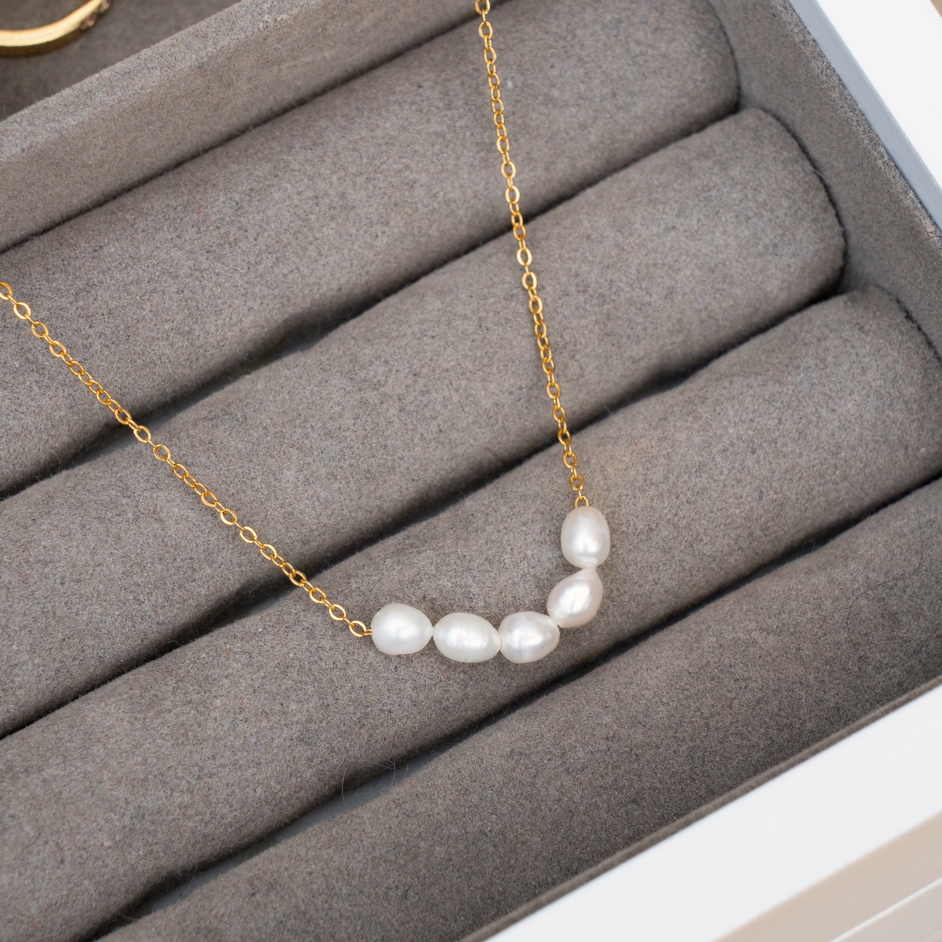 Mini pearls necklace