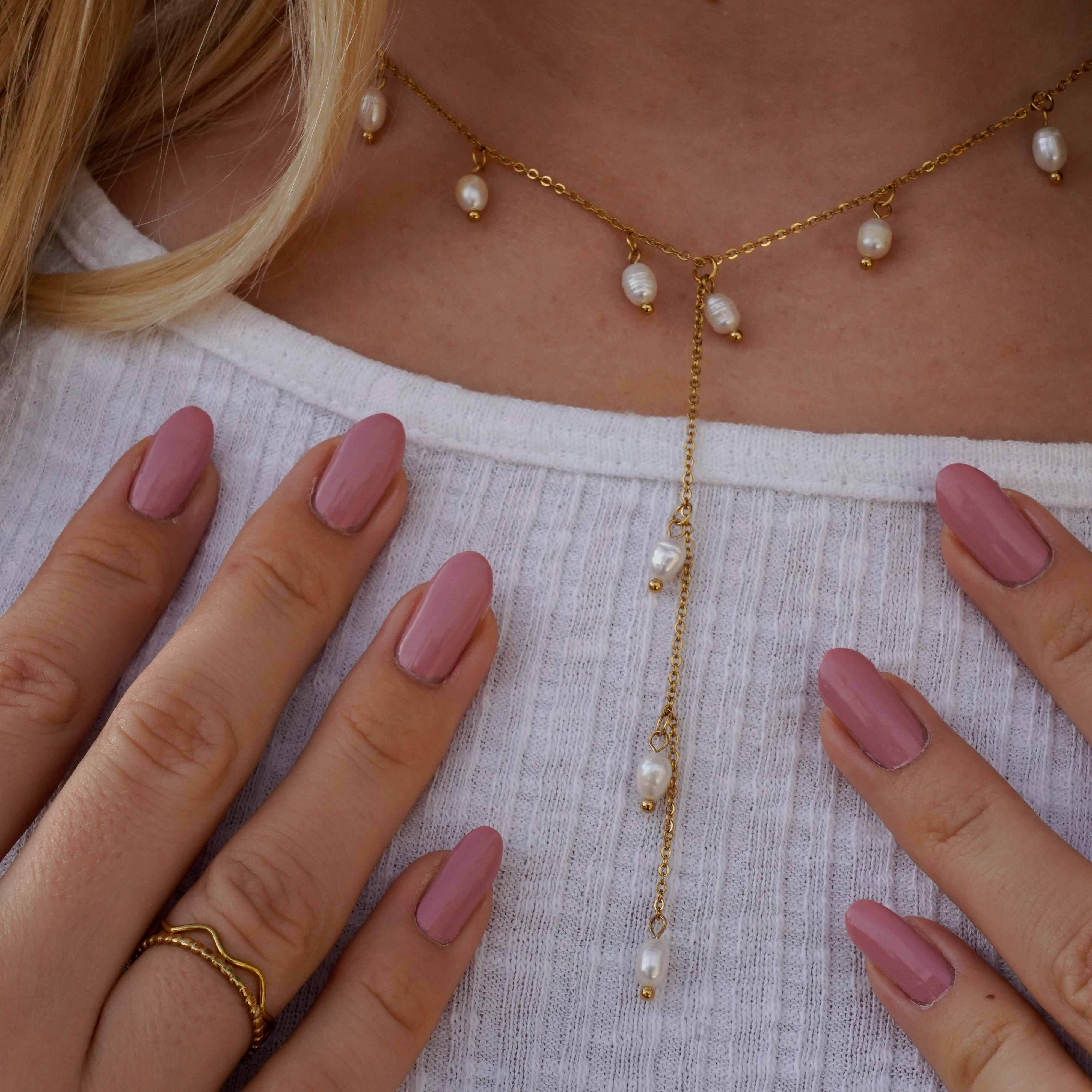 Dangling Pearls Necklace